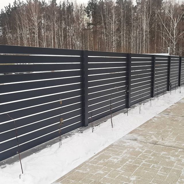 Забор-ранчо из металлического планкена RAL 7024 (Юнистрейд)