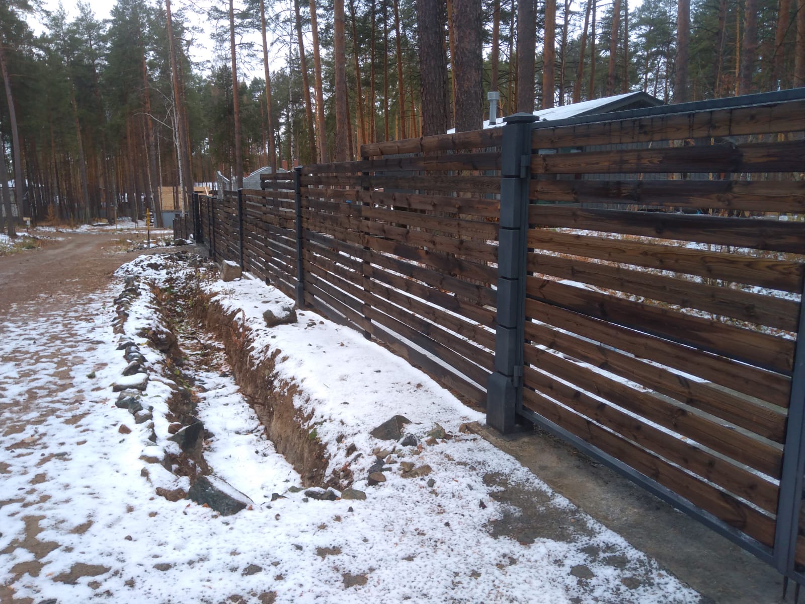 Забор ранчо со столбами из каменного дерева