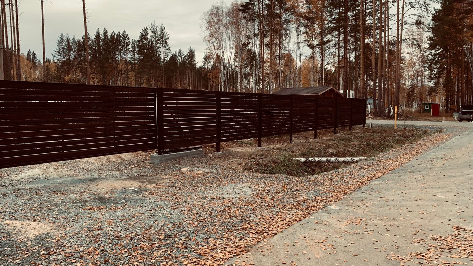 Забор-ранчо из каменного дерева. Фото 3