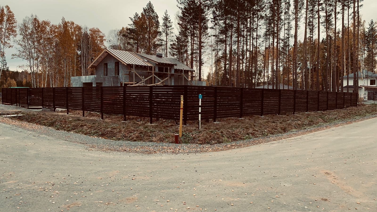 Забор-ранчо из каменного дерева. Фото 4